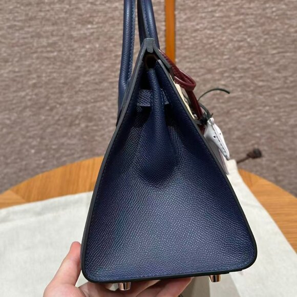 Classic Hermes Bag: A Stylish and Versatile Choice for Elegance - Picture 4 of 6